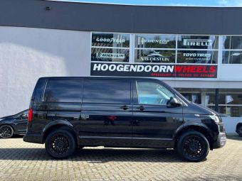 KESKIN KT17 HURRICANE MATT BLACK PAINTED IN 18 INCH GEMONTEERD ONDER EEN VOLKSWAGEN TRNASPORTER VI