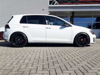 KONINGSRADER KR1 BLACK IN 19 INCH GEMONTEERD ONDER EEN VOLKSWAGEN GOLF VII 