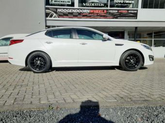 KONIGSRADER KR1 GLOSSY BLACK IN 17 INCH MET WINTERBANDEN GEMONTEERD ONDER EEN KIA OPTIMA