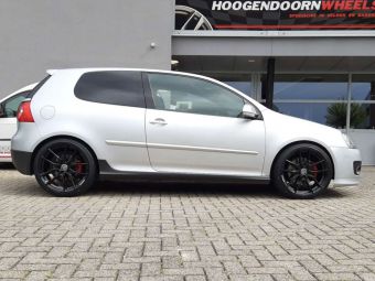 KONINGSRADER KR1 BLACK IN 19 INCH GEMONTEERD ONDER EEN VOLKSWAGEN GOLF 