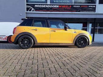 KONIGSRADER KR1 GLOSSY BLACK IN 16 INCH MET WINTERBANDEN GEMONTEERD ONDER EEN MINI 