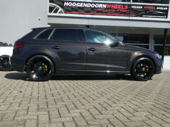 KONIGSRADER KR1 GLOSSY BLACK IN 18 INCH GEMONTEERD ONDER EEN AUDI A3