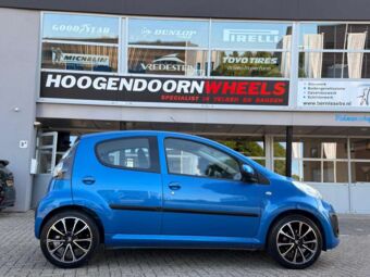 MAK DAVINCI BLACK POLISHED IN 16 INCH GEMONTEERD ONDER EEN CITROEN C1