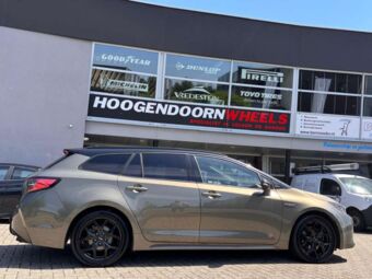 MAK EPICA BLACK IN 17 INCH GEMONTEERD ONDER EEN TOYOTA COROLLA