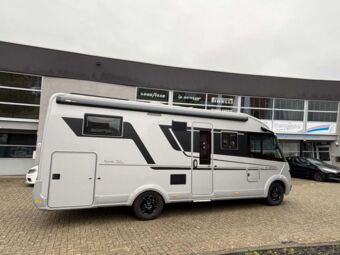 MAX EXPRESS GLOSS BLACK IN 16 INCH GEMONTEERD ONDER EEN CAMPER DUCATO MAXI