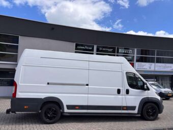 MAK EXPRESS GLOSS BLACK IN 16 INCH GEMONTEERD ONDER EEN CITROEN JUMPER