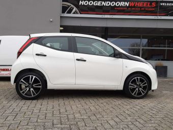 MAK WHEELS ICONA BLACK MIRROR IN 16 INCH GEMONTEERD ONDER EEN TOYOTA  AYGO 