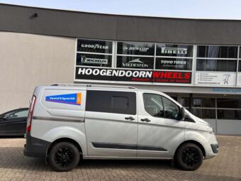 MAK LOAD 5 SILVER IN 15 INCH GEMONTEERD ONDER EEN FORD TRANSIT CUSTOM