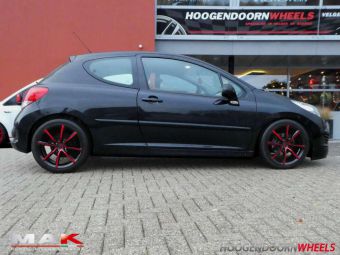 MAK MILANO4 BR ROOD ZWART IN 17 INCH GEMONTEERD ONDER EEN PEUGEOT 207