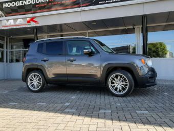 MAK WHEELS RENNEN SILVER GEMONTEERD IN 19 INCH ONDER EEN JEEP RENEGADE 