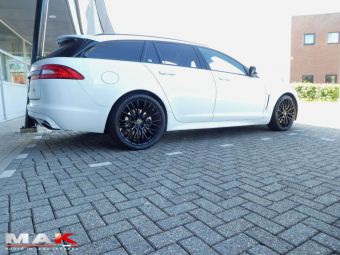 MAK SPECIALE-D BLACK IN 20 INCH GEMONTEERD ONDER EEN JAGUAR XF SPORTBRAKE 