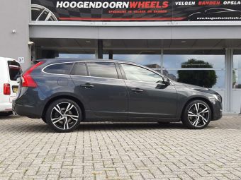 MAK VELGEN STOCKHOLM ICE BLACK IN 18 INCH GEMONTEERD ONDER EEN VOLVO V60