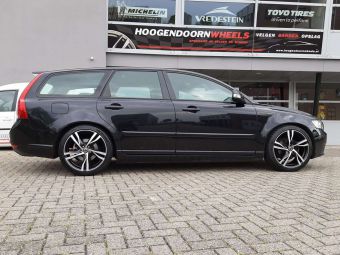 MAK VELGEN STOCKHOLM ICE BLACK IN 18 INCH GEMONTEERD ONDER EEN VOLVO V50