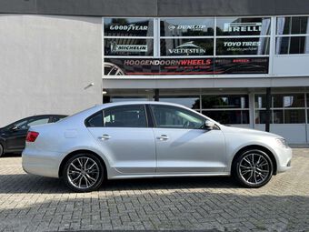 MAK UNION GUN METAL POLISHED IN 17 INCH GEMONTEERD ONDER EEN VOLKSWAGEN JETTA