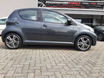 MAK WHEELS EMBLEMA ANTRACIET GEPOLIJST IN 15 INCH GEMONTEERD ONDER EEN TOYOTA  AYGO