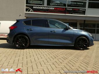 MAK VELGEN HIGHLANDS MAT BLACK 18 INCH GEMONTEERD ONDER EEN FORD FOCUS 