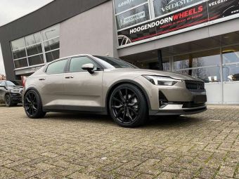 MAK VELGEN HIGHLANDS MATZWART 20 INCH MET WINTERBANDEN GEMONTEERD ONDER EEN POLESTAR 2 