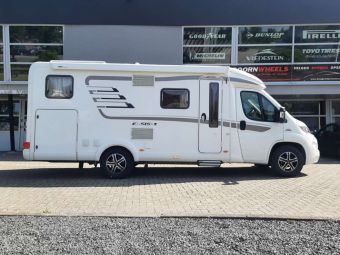 MAK VELGEN KING 5 IN16 INCH ICE BLACK GEMONTEERD ONDER EEN CAMPER 