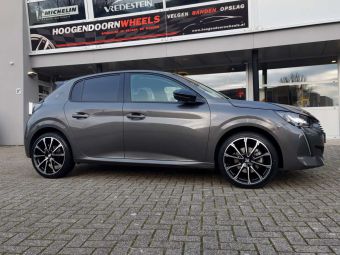 MAK DAVINCI BLACK POLISHED IN 18 INCH GEMONTEERD ONDER EEN PEUGEOT 208