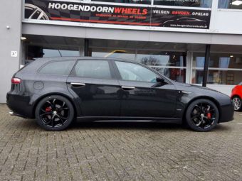 MAK LARIO VELGEN BLACK IN 18 INCH GEMONTEERD ONDER DE ALFA ROMEO 159