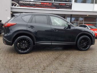 MAKL SPECIALE 20 INCH GEMONTEERD IN BLACK ONDER EEN MAZDA CX5