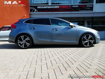 MAK VELGEN STOCKHOLM GEMONTEERD ONDER EEN VOLVO V40 IN 18 INCH ZWART GEPOLIJST , ORIGINEEL VOLVO LOGO PAST IN DIT WIEL VAN 