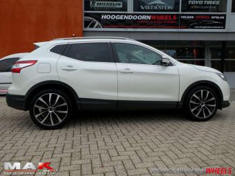 MAK VELGEN WOLF BLACK MIRROR 19 INCH MET WINTERBANDEN GEMONTEERD ONDER EEN NISSAN QASHQAI