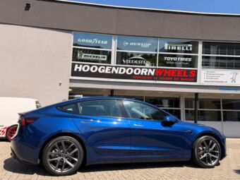 MAK VOLTAGE GUN METAL IN 19 INCH GEMONTEERD ONDER EEN TESLA MODEL 3