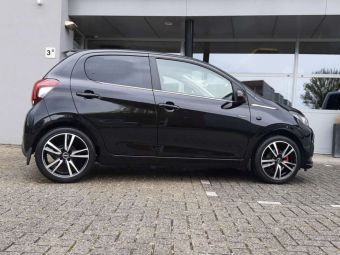 MAK WHEELS ICONA BLACK MIRROR IN 16 INCH GEMONTEERD ONDER EEN PEUGEOT 108 