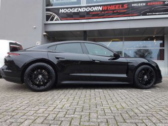 MAK WHEELS LEIPZIG IN 20 INCH BREEDSET BLACK GEMONTEERD ONDER EEN PORSCHE TAYCAN