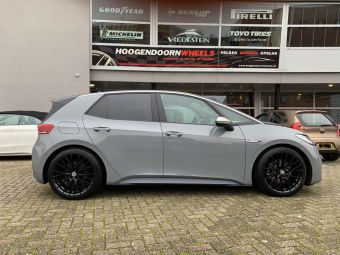 MAK SPECIALE BLACK 20 INCH GEMONTEERD ONDER EEN VW ID3