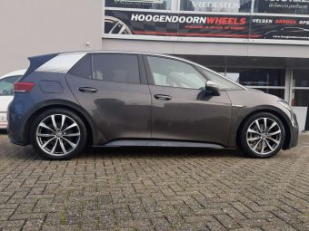 MAK VELGEN WOLF IN 19 INCH GUN METAL MIRROR IN 19 INCH GEMONTEERD ONDER EEN VOLKSWAGEN ID.3