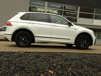 MAK VELGEN WOLF BLACK IN 17 INCH MET WINTERBANDEN GEMONTEERD ONDER EEN VW TIGUAN