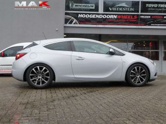 MAK WOLF BM 18 INCH IN BLACK MIRROR GEMONTEERD ONDER EEN OPEL ASTRA J 