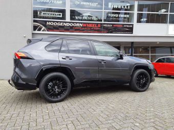 MAM RS4 BLACK IN 19 INCH GEMONTEERD ONDER EEN TOYOTA RAV 4