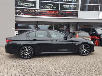 MAM WHEELS B4 BLACK FRONT POLISHED IN 19 INCH GEMONTEERD ONDER EEN BMW 5-SERIE (G30)