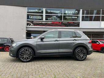 MAM WHEELS RS4 BLACK POLISHED IN 20 INCH GEMONTEERD ONDER EEN VOLKSWAGEN TIGUAN