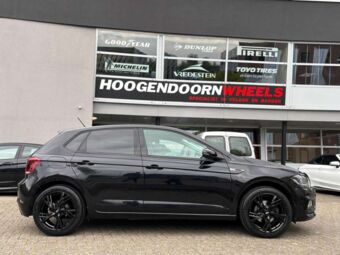 MAM WHEELS MAM RS5 BLACK IN 17 INCH GEMONTEERD ONDER EEN VOLKSWAGEN POLO