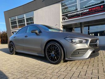 MEISTERWERK MW07 18 INCH IN BLACK POLISHED LIP GEMONTEERD ONDER EEN MERCEDES CLA