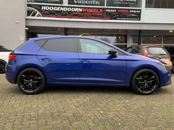 MEISTERWERK MW08 IN BLACK EN IN 18 INCH GEMONTEERD ONDER EEN SEAT LEON