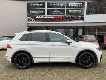 MEISTERWERK MW08 IN BLACK EN IN 18 INCH GEMONTEERD ONDER EEN VW TIGUAN