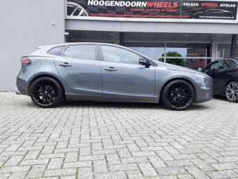 MILLE MIGLIA VELGEN 1020 IN BLACK EN 19 INCH GEMONTEERD ONDER EEN VOLVO V40 