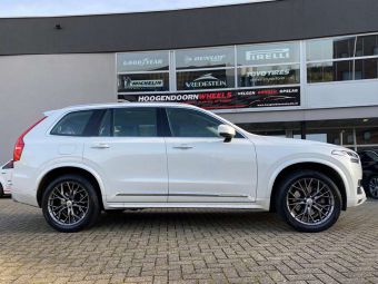 MILLE MIGLIA VELGEN 1020 ANTHRACITE DARK IN 20 INCH GEMONTEERD ONDER EEN VOLVO XC90