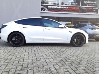 MILLE MIGLIA VELGEN 1020 IN BLACK EN 20 INCH GEMONTEERD ONDER EEN TESLA MODEL 3 