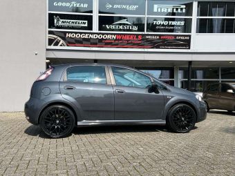 MOMO REVENGE MATT BLACK 17 INCH GEMONTEERD ONDER EEN FIAT PUNTO