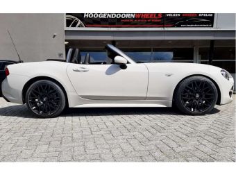 MOMO VELGEN REVENGE IN 17 INCH MATT BLACK GEMONTEERD ONDER EEN FIAT SPIDER 