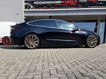 MONACO WHEELS GP6 BRONZE IN 18 INCH GEMONTEERD ONDER EEN TESLA MODEL 3,  INCL ZWARTE BOUTEN EN SLOTEN EN TPMS EN LOGO`S 