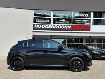 MONACO CL2 BLACK IN 17 INCH GEMONTEERD ONDER EEN PEUGEOT 208