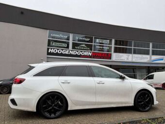 MONACO CL2 BLACK IN 17 INCH GEMONTEERD ONDER EEN KIA C'EED