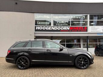 MONACO CL2 BLACK IN 17 INCH GEMONTEERD ONDER EEN MERCEDES C-KLASSE